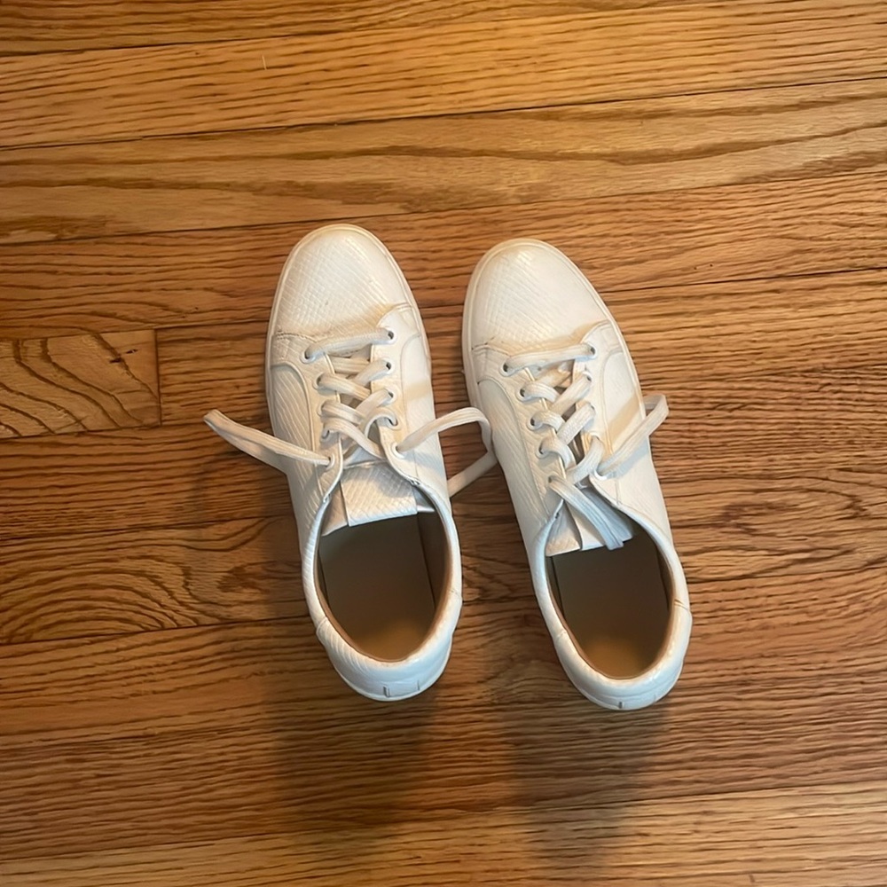 White shoes size 8 women’s worn can be cleaned